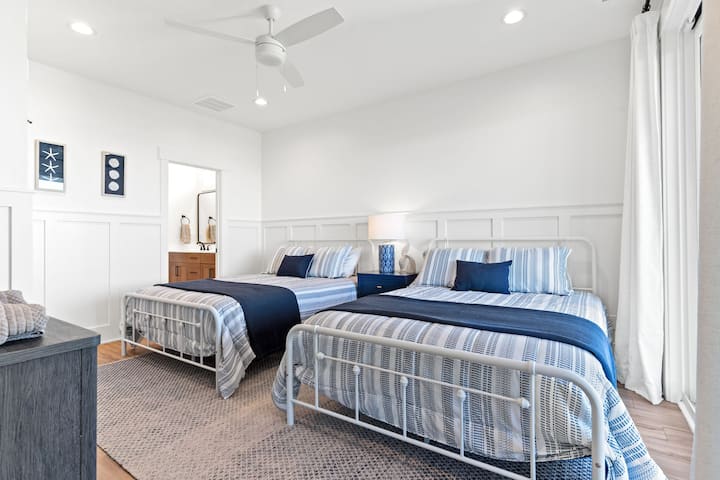 Bedroom 4: (2) Queen beds with private en-suite bathroom & smart TV