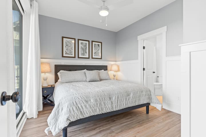 Bedroom 3: King bed with private en-suite bathroom & smart TV