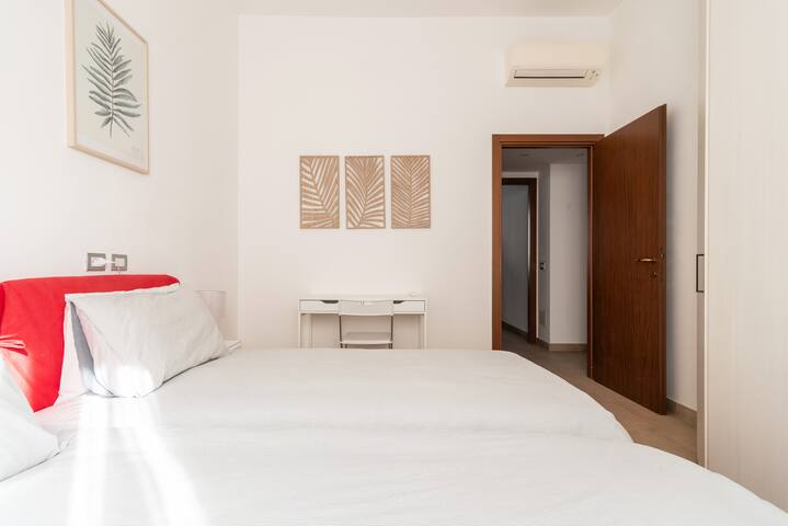 2 Bedroom, 2 Bathroom Central Flat + Free Garage gallery image 4