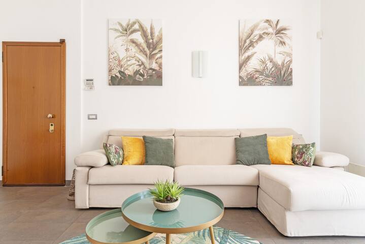 2 Bedroom, 2 Bathroom Central Flat + Free Garage gallery image 2