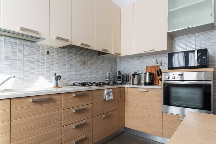 2 Bedroom, 2 Bathroom Central Flat + Free Garage gallery image 5