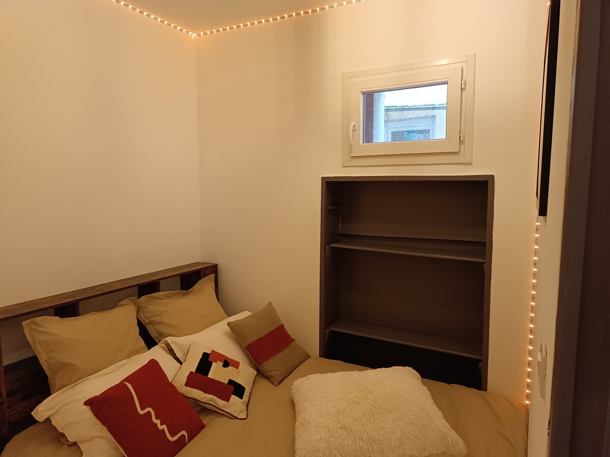 Enchufes múltiples y USB accesibles desde la cama.