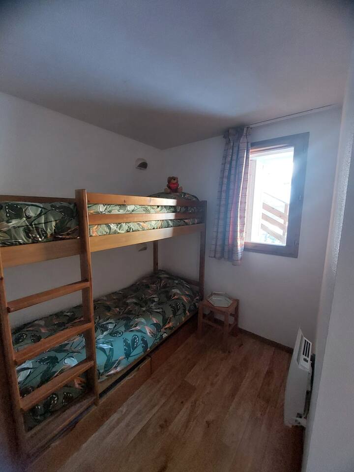 פינת הר עם מיטות קומותיים