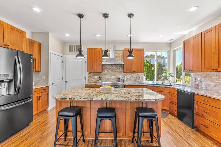 Stylish & Modern Seattle Retreat Near Seward Park! gallery image 3