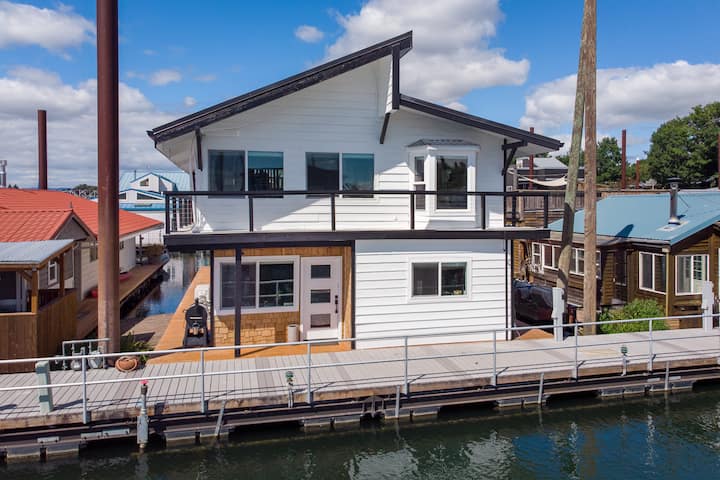 Floating Home On The Columbia - Portland, OR