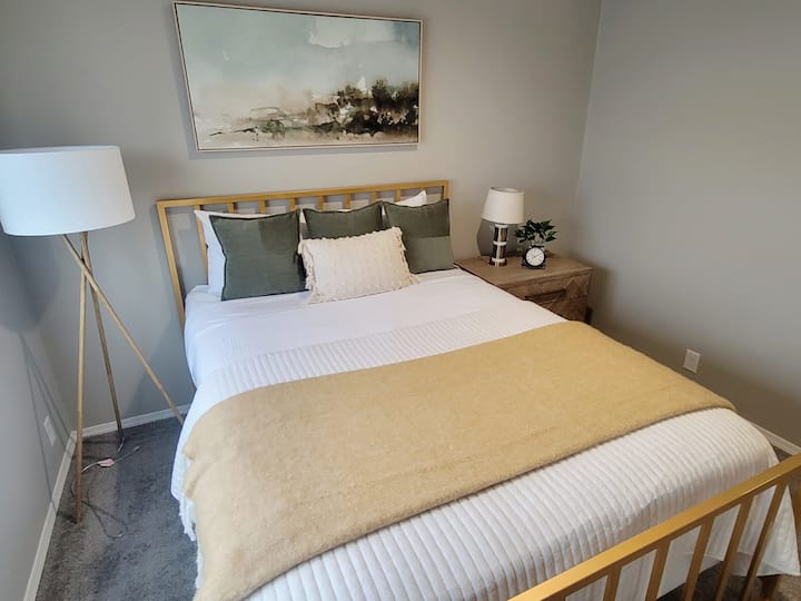 Amplio dormitorio tamaño queen