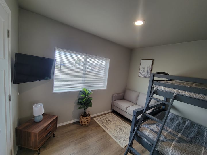 Litera doble completa con un sofá cama doble extraíble para espacio adicional para dormir