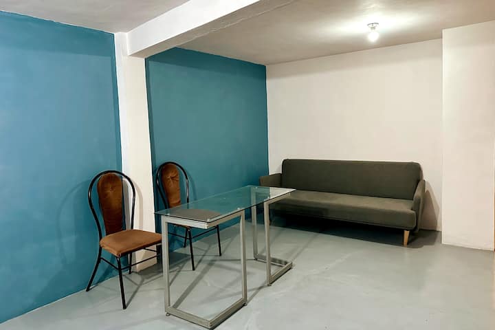 El departamento cuenta con un espacioso salón con un cómodo sofá cama, ideal para recibir invitados o para relajarse después de un largo día.