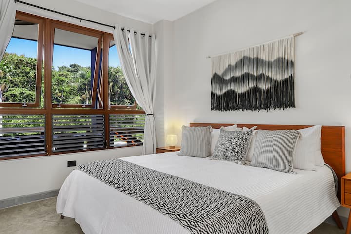 1号房配有一张加大双人床，可直接欣赏露台和森林的美景。