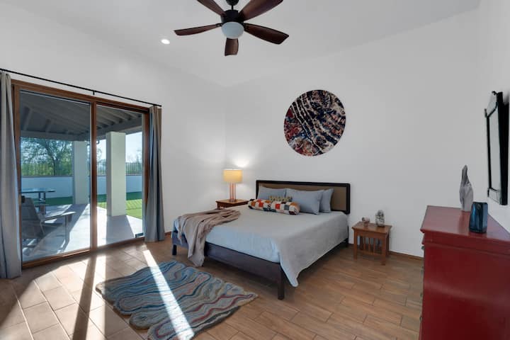 Chambre avec lit King et accès au patio.