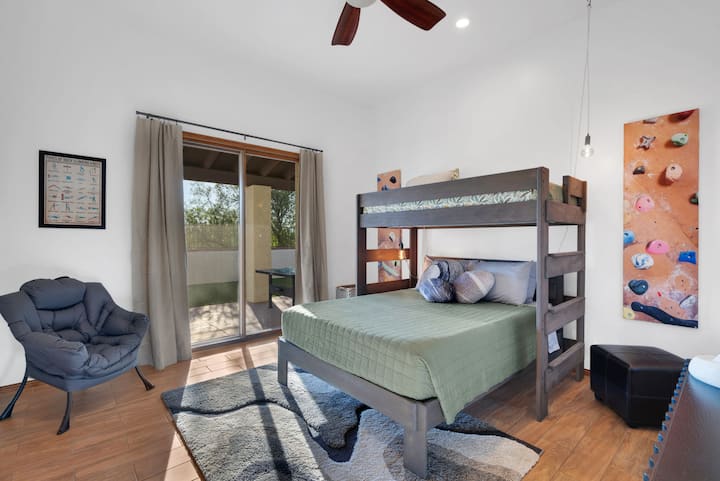 3ème chambre avec lit Queen Size, lit jumeau au sommet et accès au patio.
