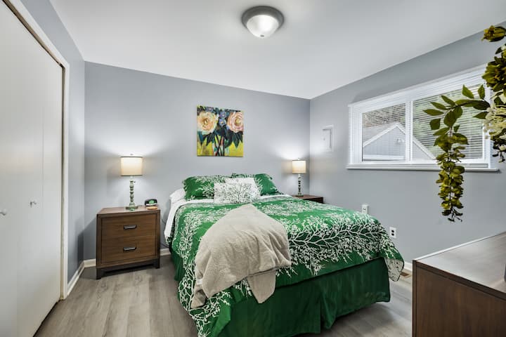 Spálňa 1 má manželskú posteľ. K dispozícii je budík vybavený zásuvkou USB pre vaše potreby nabíjania.