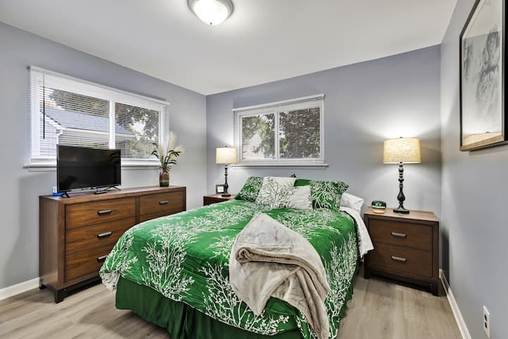 Spálňa 2 má tiež manželskú posteľ. K dispozícii je budík vybavený zásuvkou USB pre vaše potreby nabíjania.