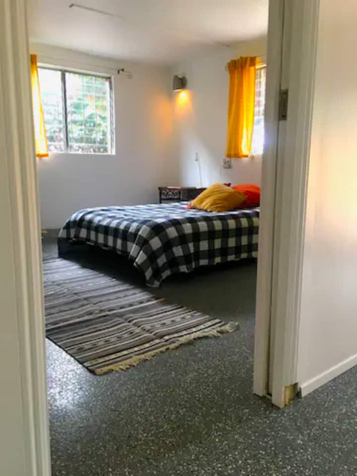 Spavaća soba s bračnim krevetom (160x200), gdje se nalazi kupaonica u prizemlju. Pogled iz spavaće sobe (King).