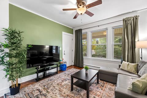 Roomy Apartment 10 miles from Chicago