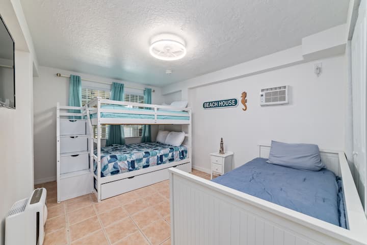 Спалната соба 3 е идеално место за игра, релаксација и слатки соништа. Креветот на спрат и дневниот кревет вклучуваат фиоки за да ја одржуваат облеката чиста за време на одморот.