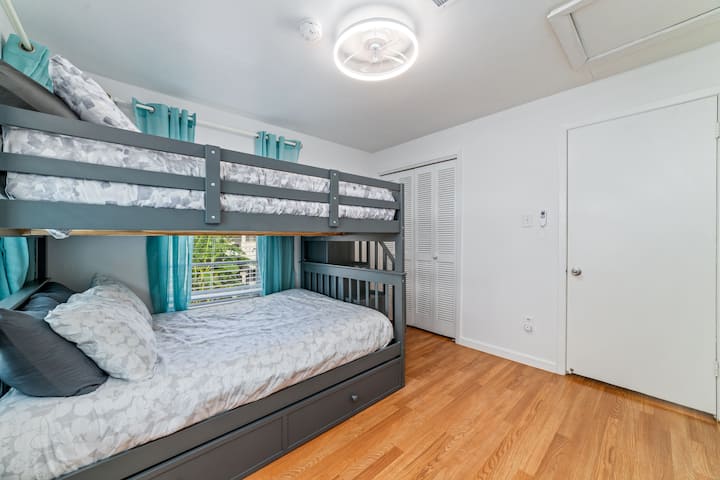 Целосни кревети на спрат бидејќи близнаците не се толку удобни!