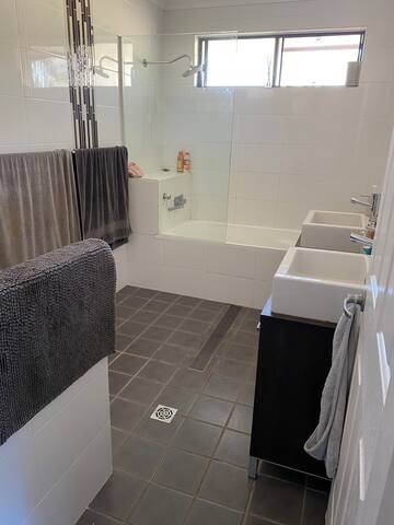 Family Beach Holiday Home with Pool gallery image 4