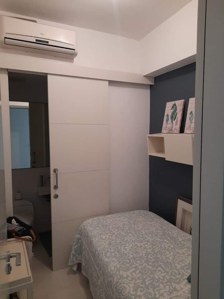 Მომსახურების ოთახი, მოიცავს პატარა სააბაზანოს