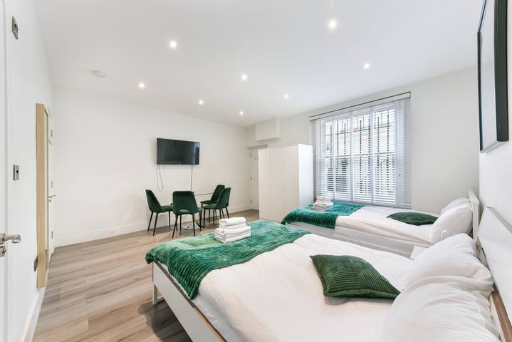 Gorgeous 3 Bedrooms Flat In City Centre gallery image 3