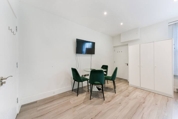 Gorgeous 3 Bedrooms Flat In City Centre gallery image 4