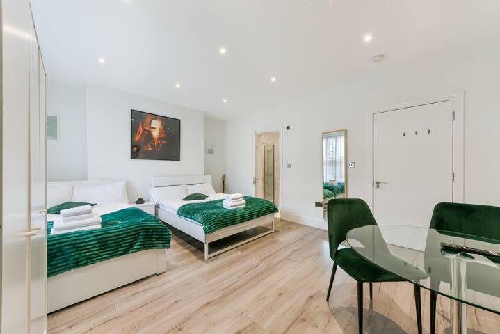 Gorgeous 3 Bedrooms Flat In City Centre gallery image 2