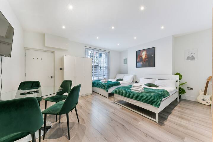 Gorgeous 3 Bedrooms Flat In City Centre