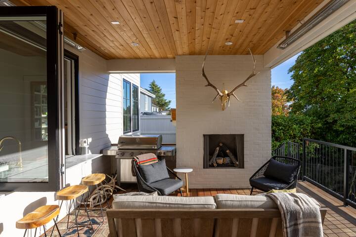 Seattle Custom Home with Pickleball Court gallery image 5