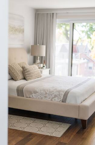 Bright Modernista – Downtown TO gallery image 3