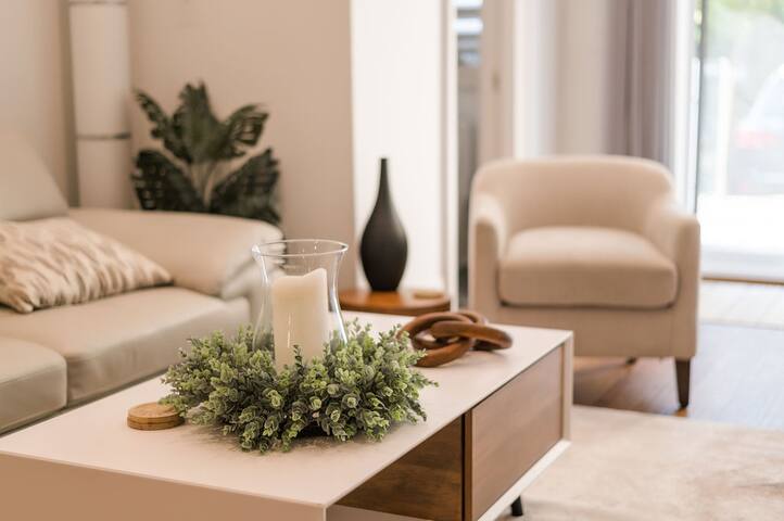 Bright Modernista – Downtown TO gallery image 2