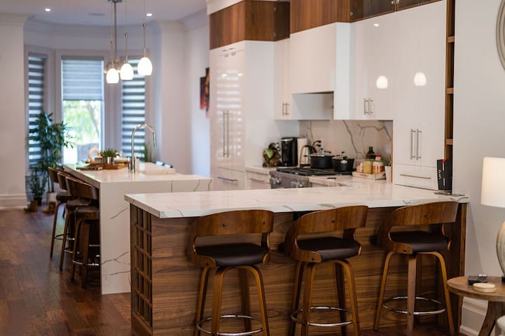 Bright Modernista – Downtown TO