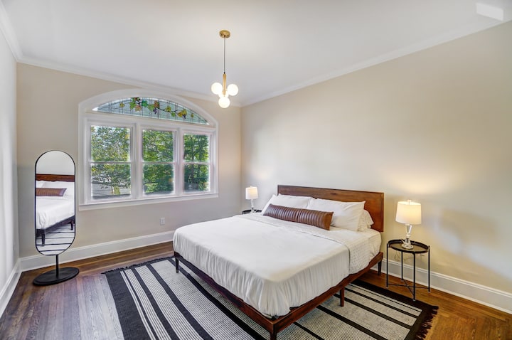 Spavaća soba s velikim bračnim krevetom ima veliki ormar.  Imajte na umu da ova spavaća soba ima zavjese za zamračivanje (nisu prikazane na fotografiji)