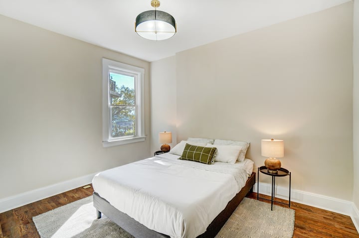 Bračni krevet s ormarom i prostorom za odjeću. Imajte na umu da su na prozoru spavaće sobe zavjese (nisu prikazane na fotografiji).  U ovoj prostoriji nalazi se i veliko ogledalo