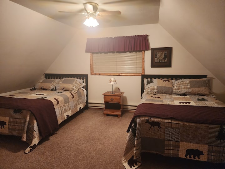 חדר שינה שני עם שתי מיטות קווין סייז וטלוויזיה