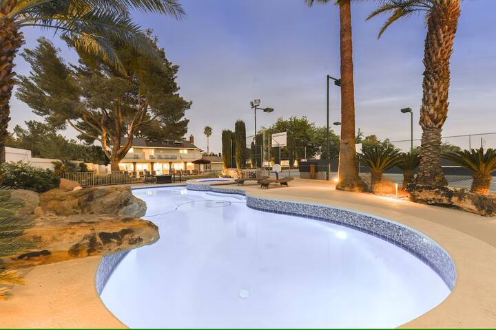 Large, Luxury Villa w/ Pool, Tennis on 3/4 Acre! gallery image 3