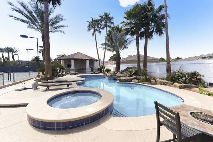 Large, Luxury Villa w/ Pool, Tennis on 3/4 Acre! gallery image 4