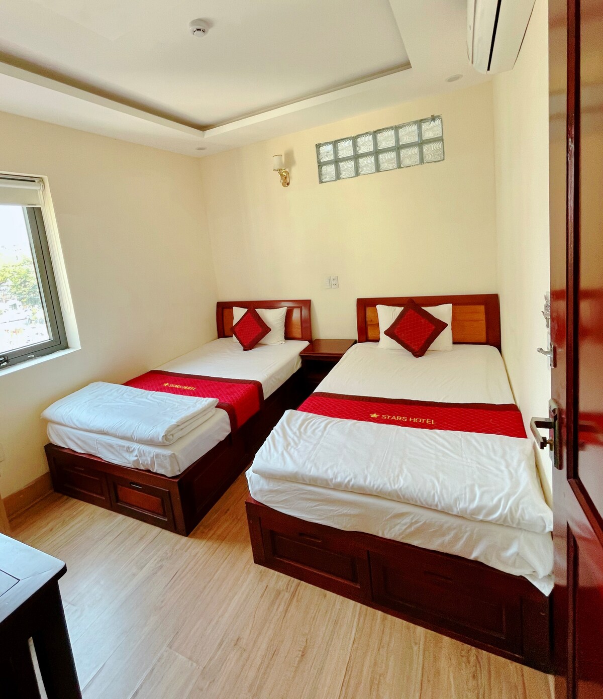 Dormitorio con 2 camas de una plaza. Apto para 2 adultos