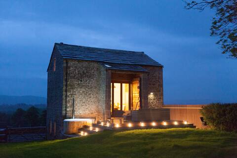 Owls Nook Barn, Luxury Barn with Hot Tub & Sauna