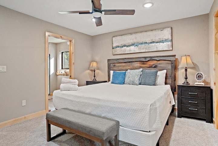 Enjoy the comfort of a king bed flanked by side tables and elegant lamps, creating a cozy and inviting bedroom ambiance.