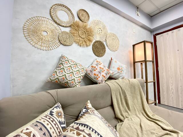 CozyStay 8pax Bohemian apartment at city center gallery image 2