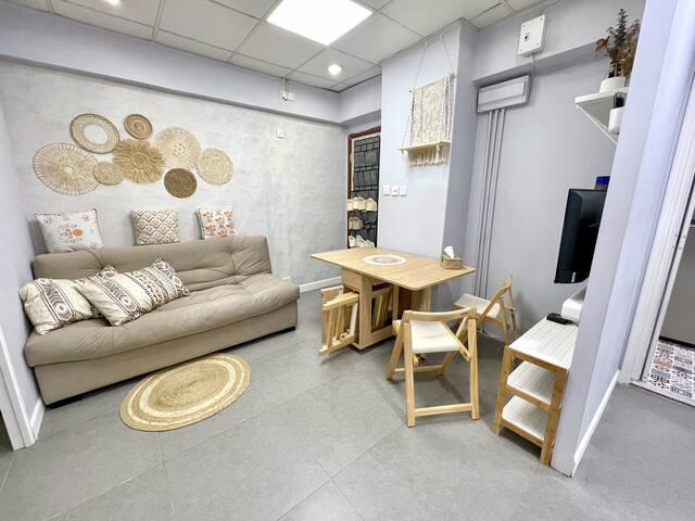 CozyStay 8pax Bohemian apartment at city center gallery image 5