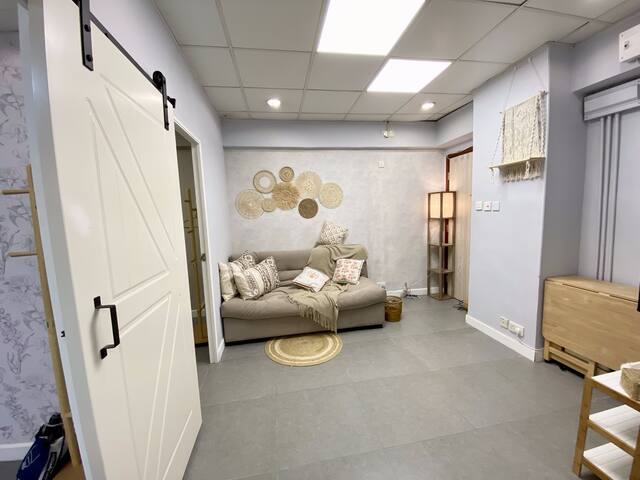 CozyStay 8pax Bohemian apartment at city center gallery image 3