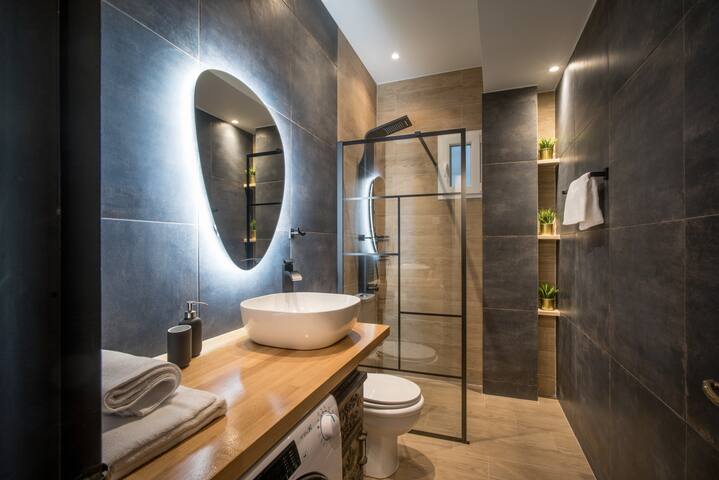 The Grand Victoria 6BR 30m to metro AC Netflix gallery image 4