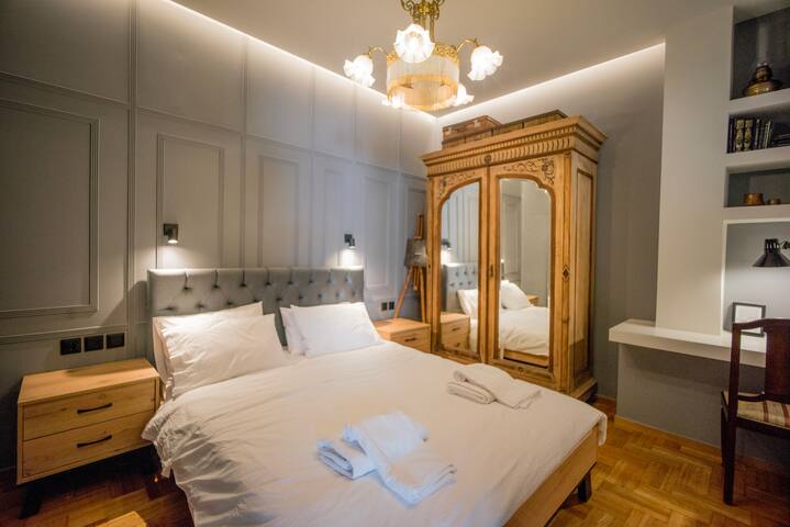 The Grand Victoria 6BR 30m to metro AC Netflix gallery image 3