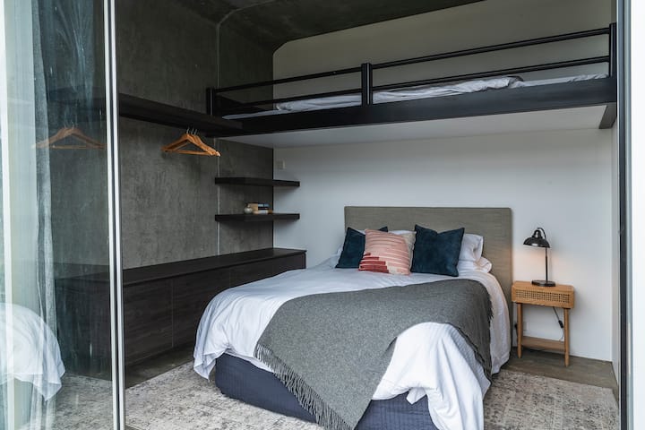 Spavaća soba 3 s velikim krevetom na kat/pogled na rijeku (kreveti na kat prikladni za 2 djece ili 1 odraslu osobu)