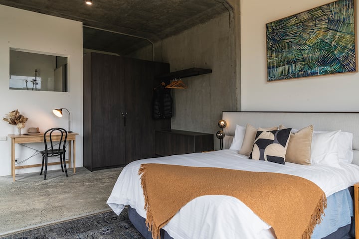 Radni stol u glavnoj spavaćoj sobi