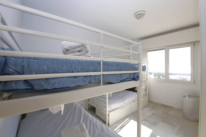 בחדר השינה השני יש שתי מיטות קומתיים 