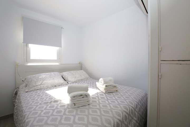 חדר שינה ראשי עם מיזוג אוויר ומיטת קינג סייז 