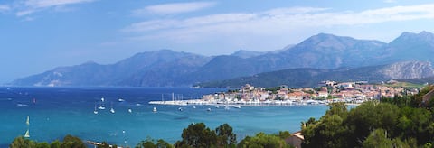 Airbnb performant: Large 4-Room Air-Conditioned Apartment in the Heart of Saint Florent à Saint Florent