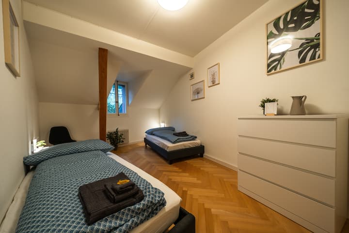 部屋にはシングルベッド2台が備わっています 